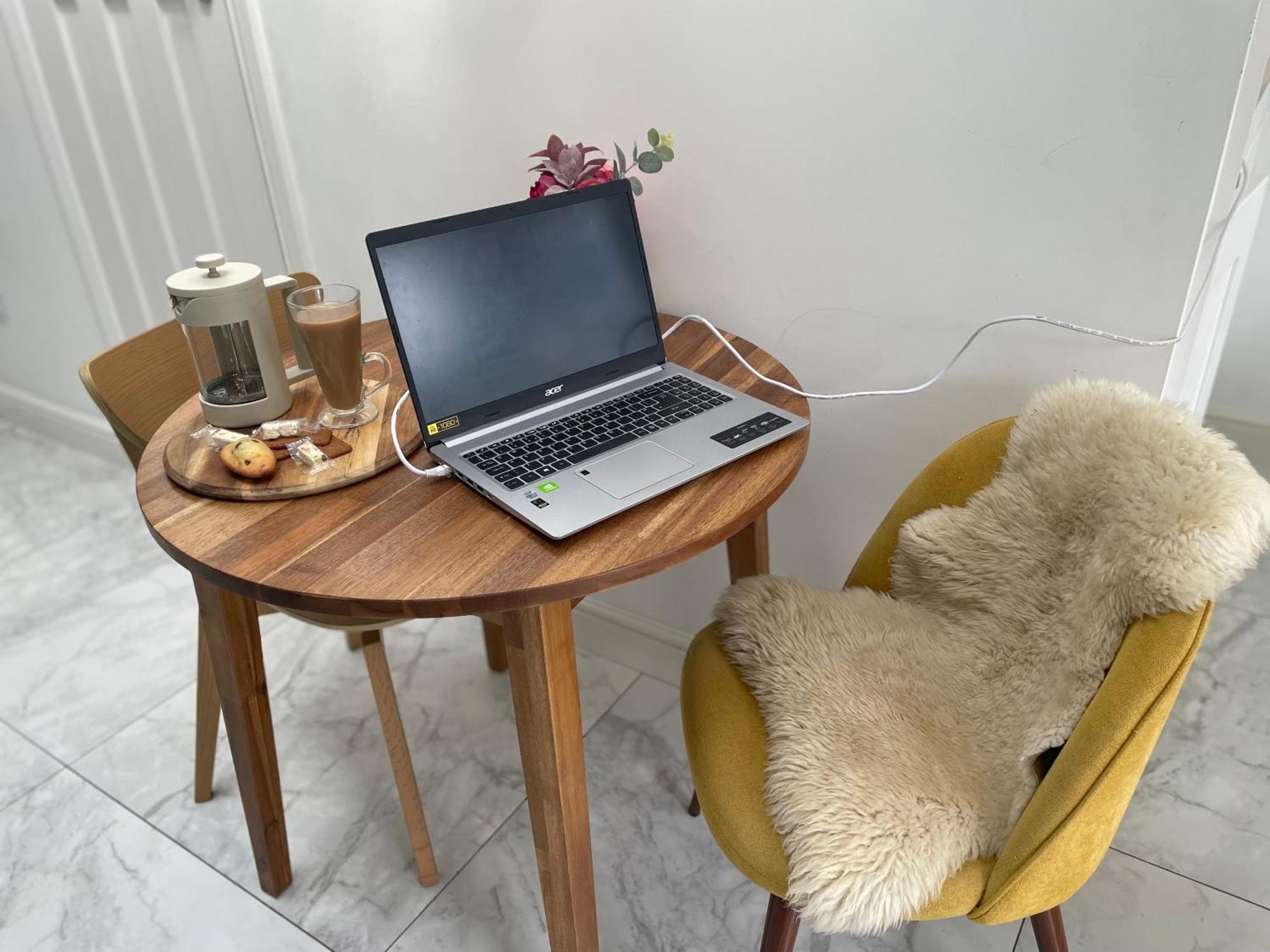 Sunny With Parking And Private Entrance Apartamento *